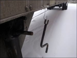 This trailer has a crank handle completely detached from the landing gear.