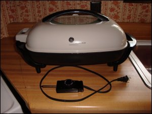 electric skillet with lid and cord unplugged