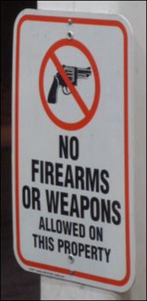 Sign declaring no firearms or weapons.